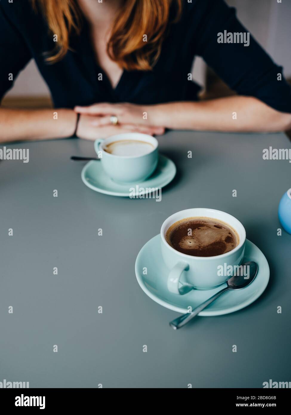 Une femme et deux tasses de café au café Banque D'Images Une femme et deux tasses de café au café Banque D'Images