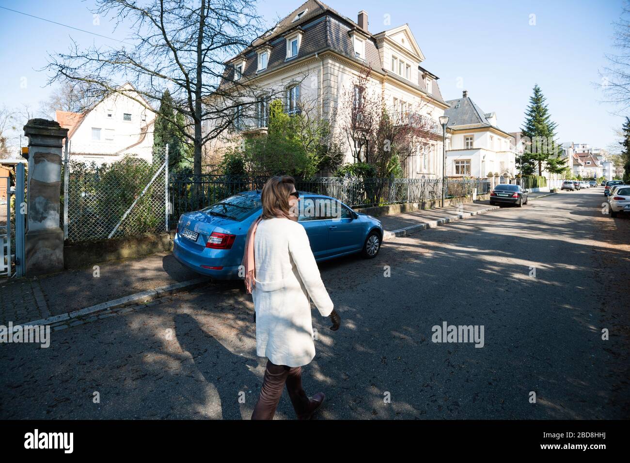 Strasbourg, France - 18 mars 2020: Vue latérale de la française marchant près de la maison et Skoda Octavia sur une rue française vide pendant l'épidémie de pandémie de Coronavirus Covid-19. Banque D'Images