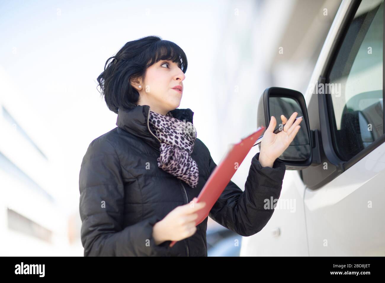 femme collègue travaillant dans une société de location de voitures Banque D'Images