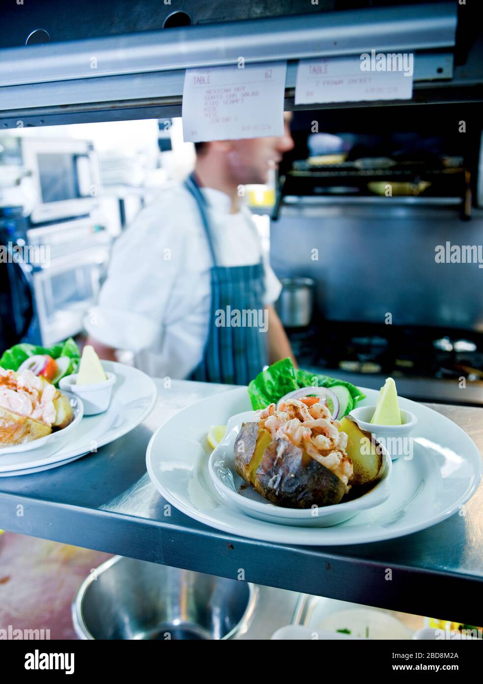 pommes de terre cuites au four avec garniture aux crevettes dans la cuisine du restaurant Banque D'Images
