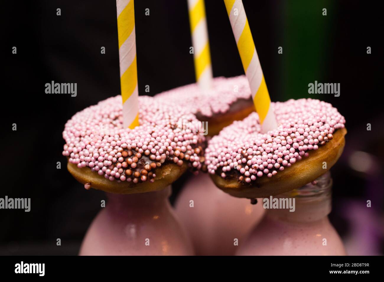 Boissons de beignets décorées avec pailles lors d'une fête Banque D'Images