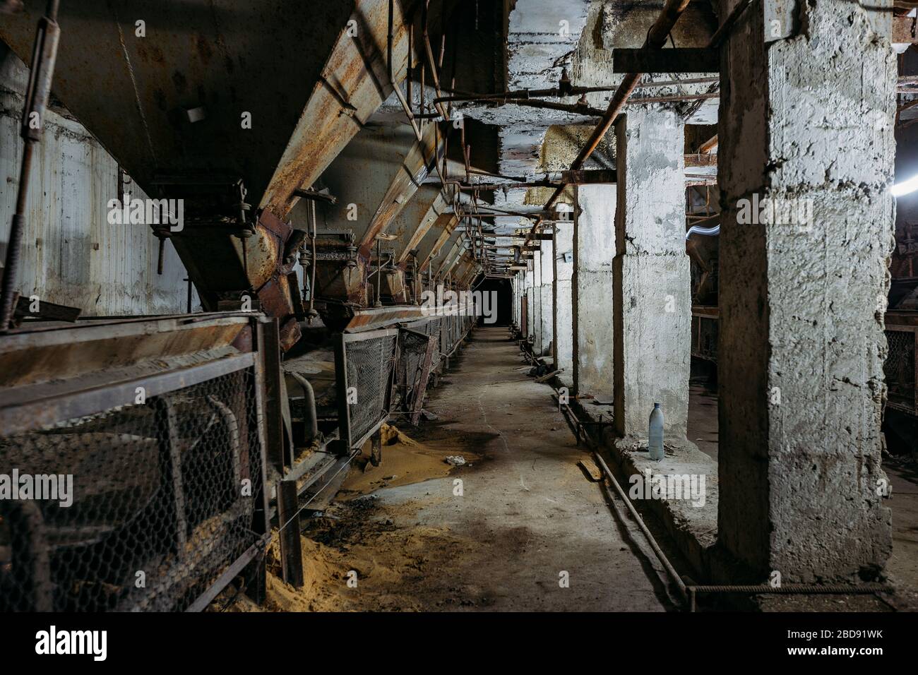 Usine de ciment et de béton abandonnée. Ancien convoyeur et trémies rouillées Banque D'Images