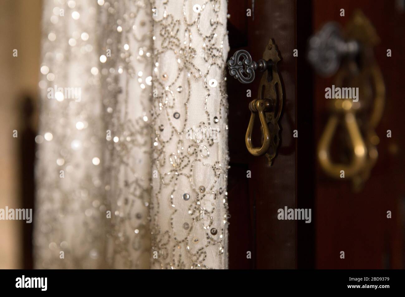 Robe de mariage et vieille garde-robe Banque D'Images Robe de mariage et vieille garde-robe Banque D'Images