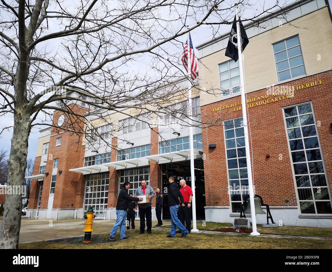 New York, États-Unis. 7 avril 2020. Les membres de la Belmont Chinese American Association (BCAA) donnent des masques de visage à une caserne de pompiers de Belmont, au Massachusetts, aux États-Unis, le 20 mars 2020. Les communautés chinoises américaines aux États-Unis font des efforts difficiles pour faire don de fournitures médicales aux hôpitaux, aux postes de police et aux résidents locaux afin de réduire la pénurie et de lutter contre la COVID-19 dans le pays. Crédit: Xinhua/Alay Live News Banque D'Images