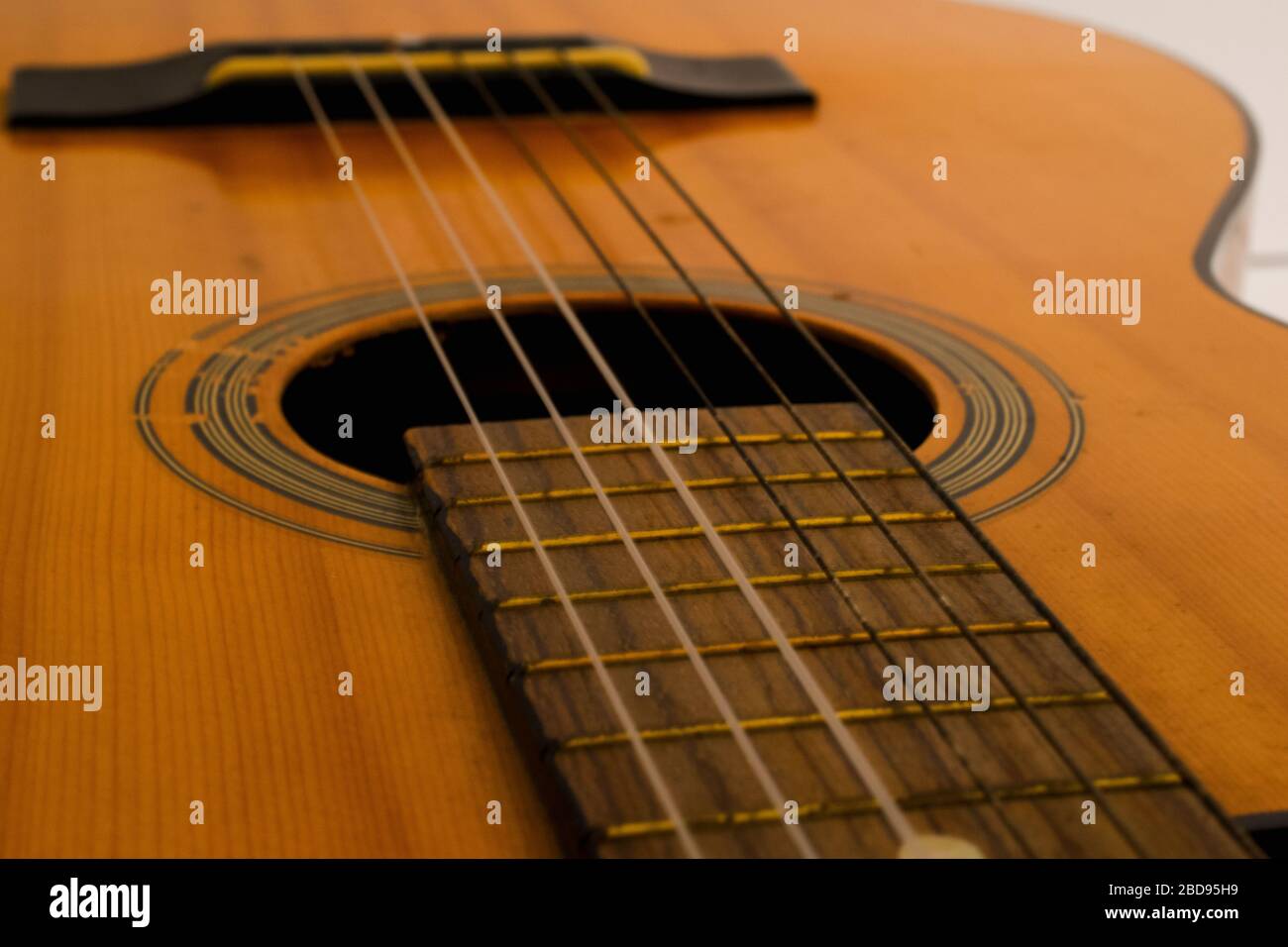 Old acoustic guitar strings horizontal Banque de photographies et d'images  à haute résolution - Alamy