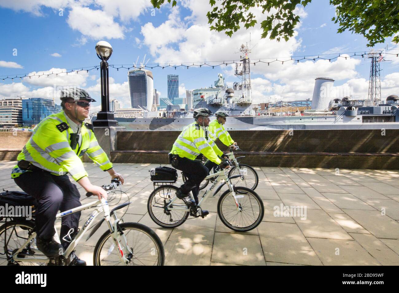 Des policiers métropolitains patrouillent sur leurs bicyclettes, sur le côté de la Tamise, près du HMS Belfast, du London Bridge, de More London, de Southwark Banque D'Images