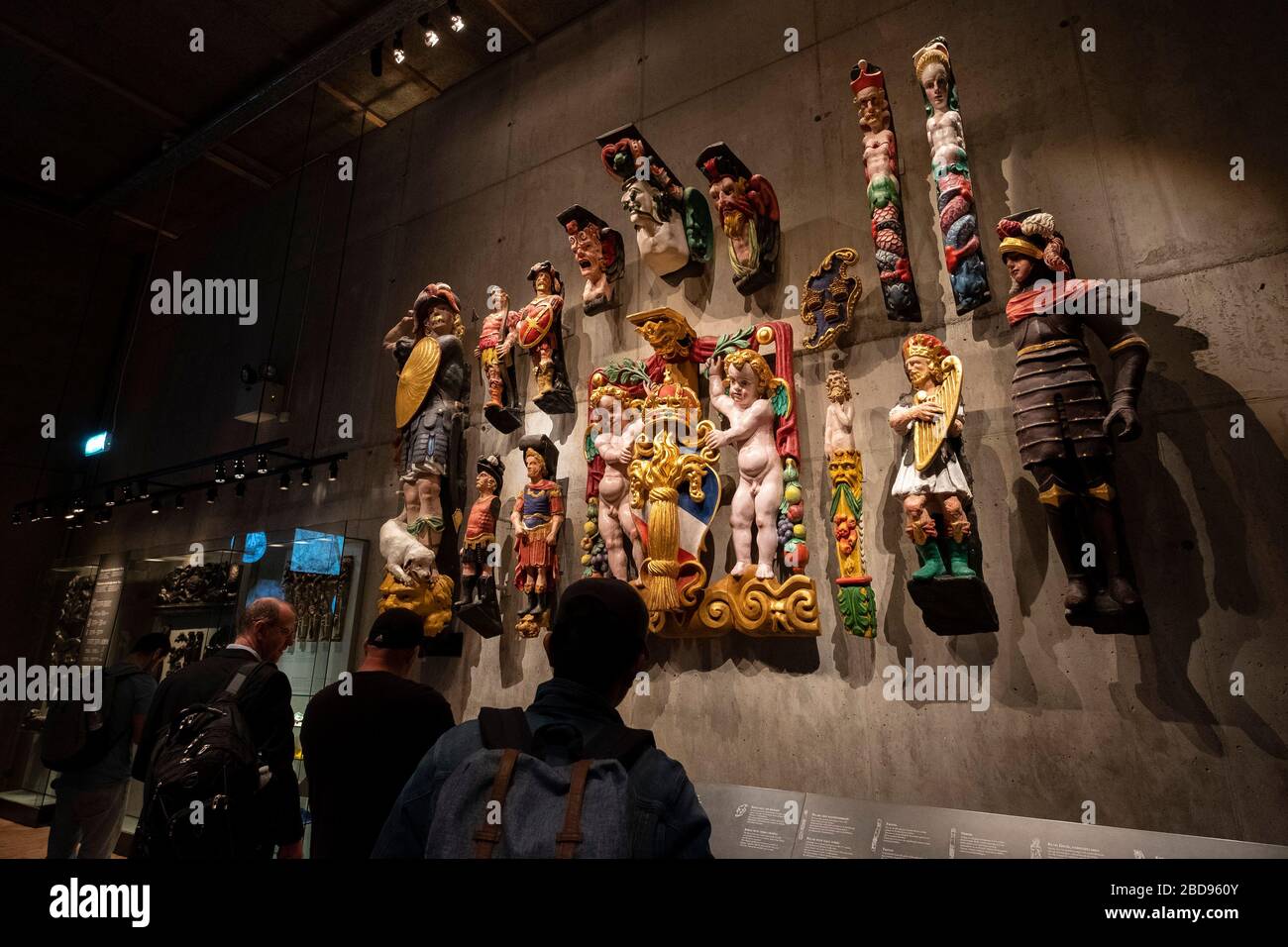 Touristes regardant des répliques colorées de sculptures du navire de guerre Vasa au musée Vasa de Stockholm, Suède, Europe Banque D'Images