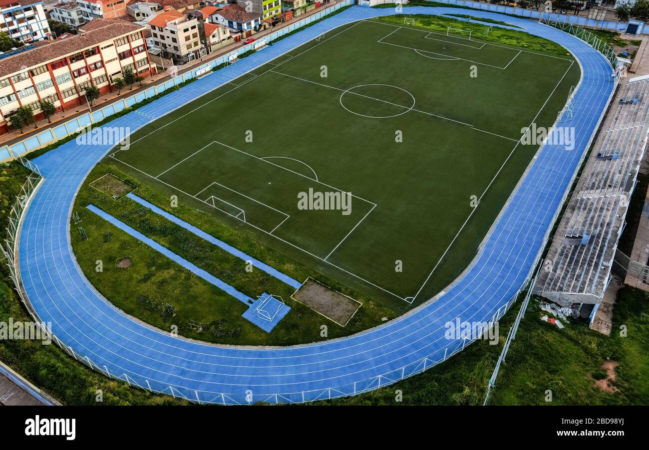 Gros plan aérien du stade Inca Garcilaso de la Vega Football College dans la ville de Cusco, au Pérou, pendant la quarantaine de Coronavirus Banque D'Images