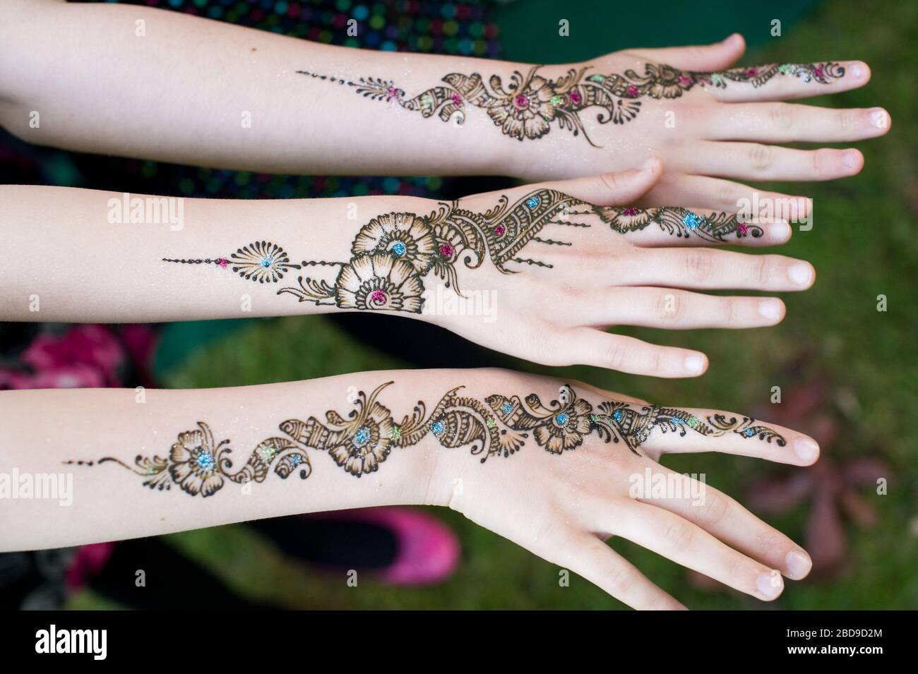 Trois mains avec henné Banque D'Images