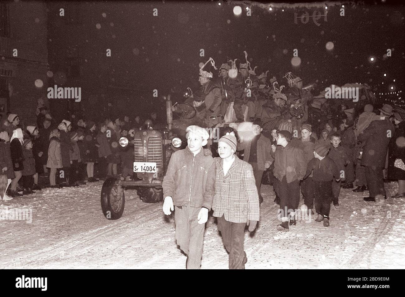 29. décembre 1960, Maribor: Končno! Dedek Mraz je včeraj popoldne obiskal  mariborske otroke. Pripeljal se je na začetku svoje dolge, pisane in vedre  Karavane, oblečen v bel krznen plašč z narodnimi motivi.