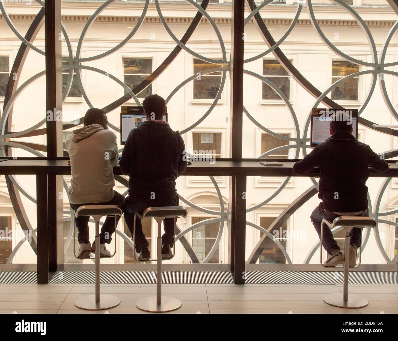Vue arrière des hommes travaillant sur des ordinateurs, Birmingham Library, Birmingham, Royaume-Uni Banque D'Images