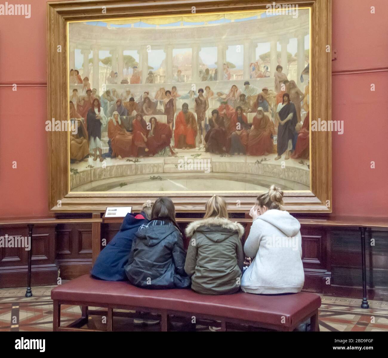 Des écoliers regardant un public à Athènes pendant Agamemnon par Eschyle peint par William Blake Richmond au Birmingham Museum & Art Gallery Banque D'Images