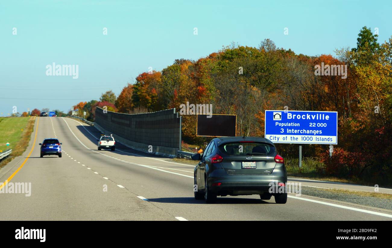 Brockville, Canada - 28 octobre 2019 - la vue du trafic sur l'autoroute de la route 401 qui donne sur les couleurs ensoleillées du feuillage d'automne Banque D'Images