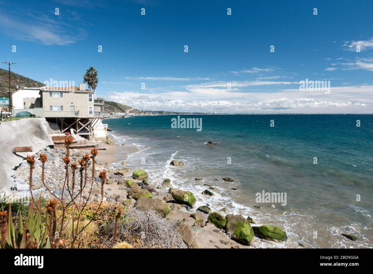 Maisons le long de la Pacific Coast Highway à Malibu, Californie en été Banque D'Images