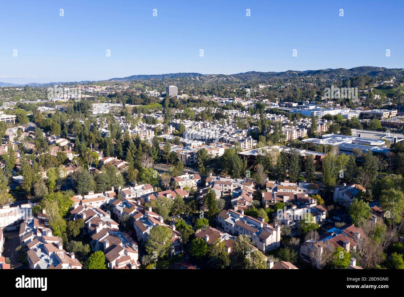 Vue aérienne sur Woodland Hills dans la vallée de San Fernando près de Topanga Blvd, Californie Banque D'Images