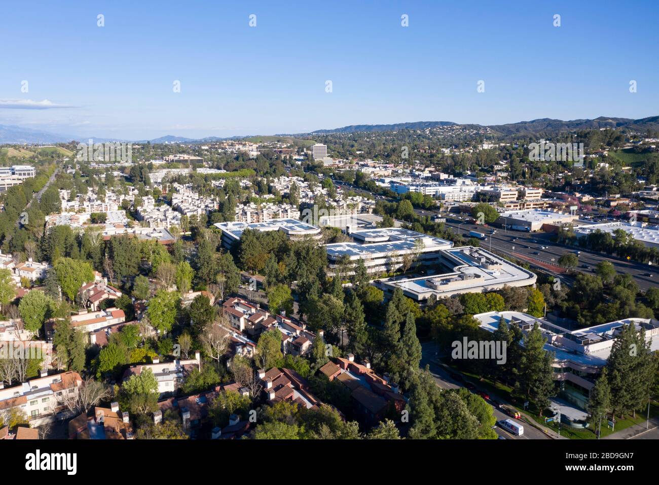 Vue aérienne sur Woodland Hills dans la vallée de San Fernando près de Topanga Blvd, Californie Banque D'Images