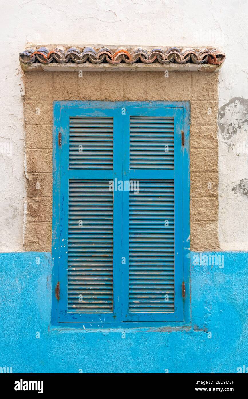 Fenêtres bleues Volets sur une maison dans la Médina d'Essaouira Maroc Banque D'Images
