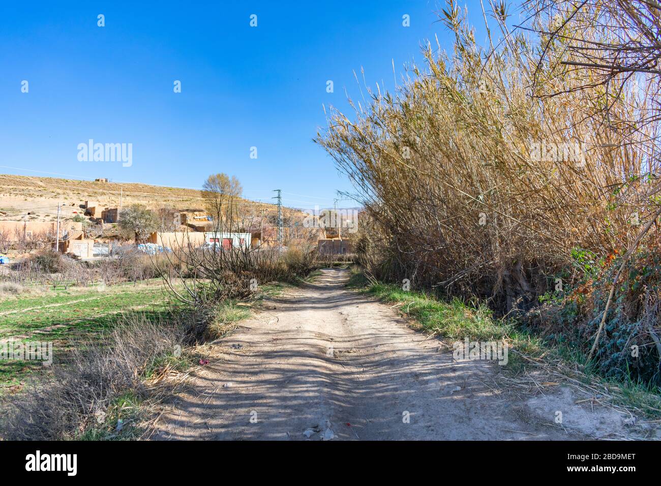 Chemin de terre dans un village rural à Midelt Maroc Banque D'Images