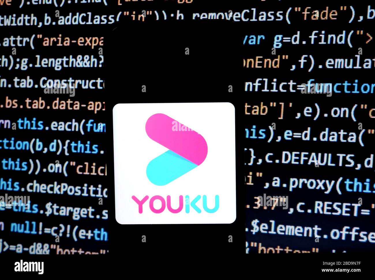 Dans cette illustration photo, le logo youku d'une application chinoise populaire s'affiche sur un smartphone. Banque D'Images