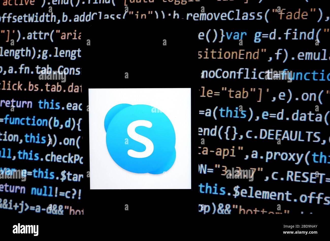 Dans cette illustration photo, un logo Skype s'affiche sur un smartphone. Banque D'Images