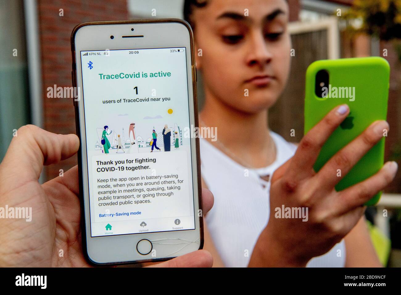 Rotterdam, Pays-Bas. 7 avril 2020. Le gouvernement néerlandais envisage d'utiliser l'application covid pour repérer les personnes qui entrent en contact avec les patients malades du coronavirus qui, au cas où ils quitteront leur maison, recevront un message leur informant de rester chez eux pendant 2 semaines. Cela sera fait pour freiner la propagation du covid-19. Crédit: SOPA Images Limited/Alay Live News Banque D'Images