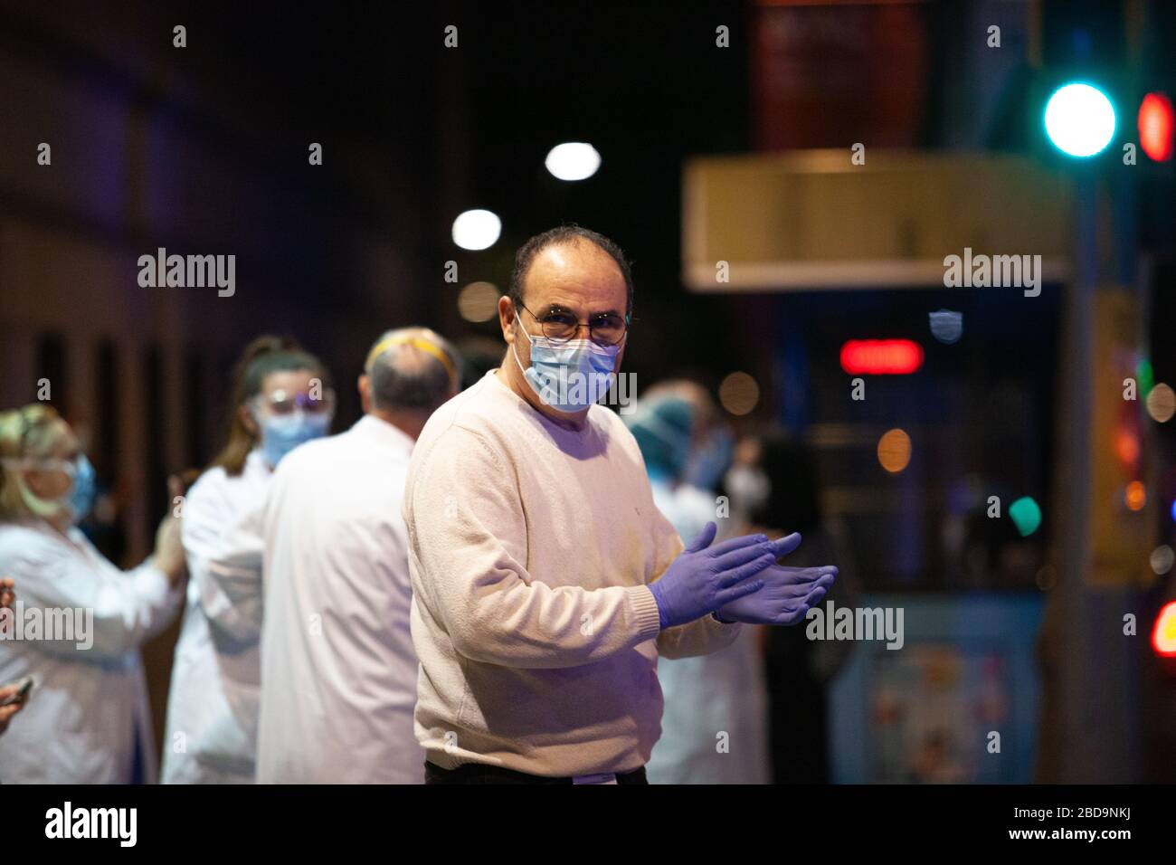 Les membres du personnel de la clinique hospitalière de Barcelone ravirent les applaudissements à ceux qui les encouragent et leur font montre d'affection pendant leur travail.la clinique hospitalière de Barcelone est l'un des principaux centres où Covid19 est combattu en Espagne. Depuis que l'état d'alarme a été décrété dans tout le pays en raison de l'augmentation des infections de coronavirus, plus de 140 000 personnes ont été diagnostiquées et 13 000 sont mortes à cause de Covid19. Banque D'Images