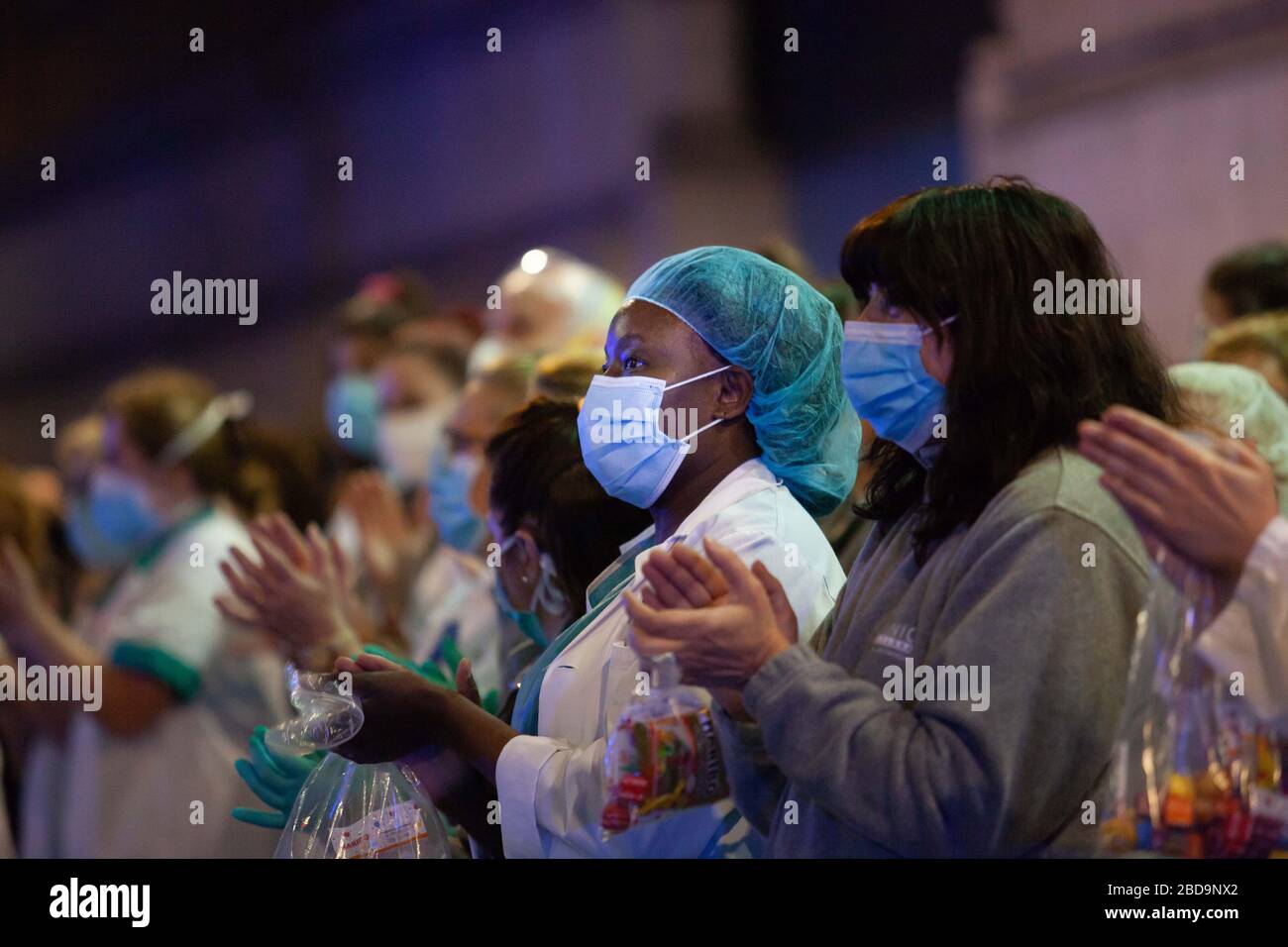 Barcelone, Espagne. 27 mars 2020. Les membres du personnel de la clinique hospitalière de Barcelone ravirent les applaudissements à ceux qui les encouragent et leur font montre d'affection pendant leur travail.la clinique hospitalière de Barcelone est l'un des principaux centres où Covid19 est combattu en Espagne. Depuis que l'état d'alarme a été décrété dans tout le pays en raison de l'augmentation des infections de coronavirus, plus de 140 000 personnes ont été diagnostiquées et 13 000 sont mortes à cause de Covid19. Crédit: Pablo Miranzo/SOPA Images/ZUMA Wire/Alay Live News Banque D'Images