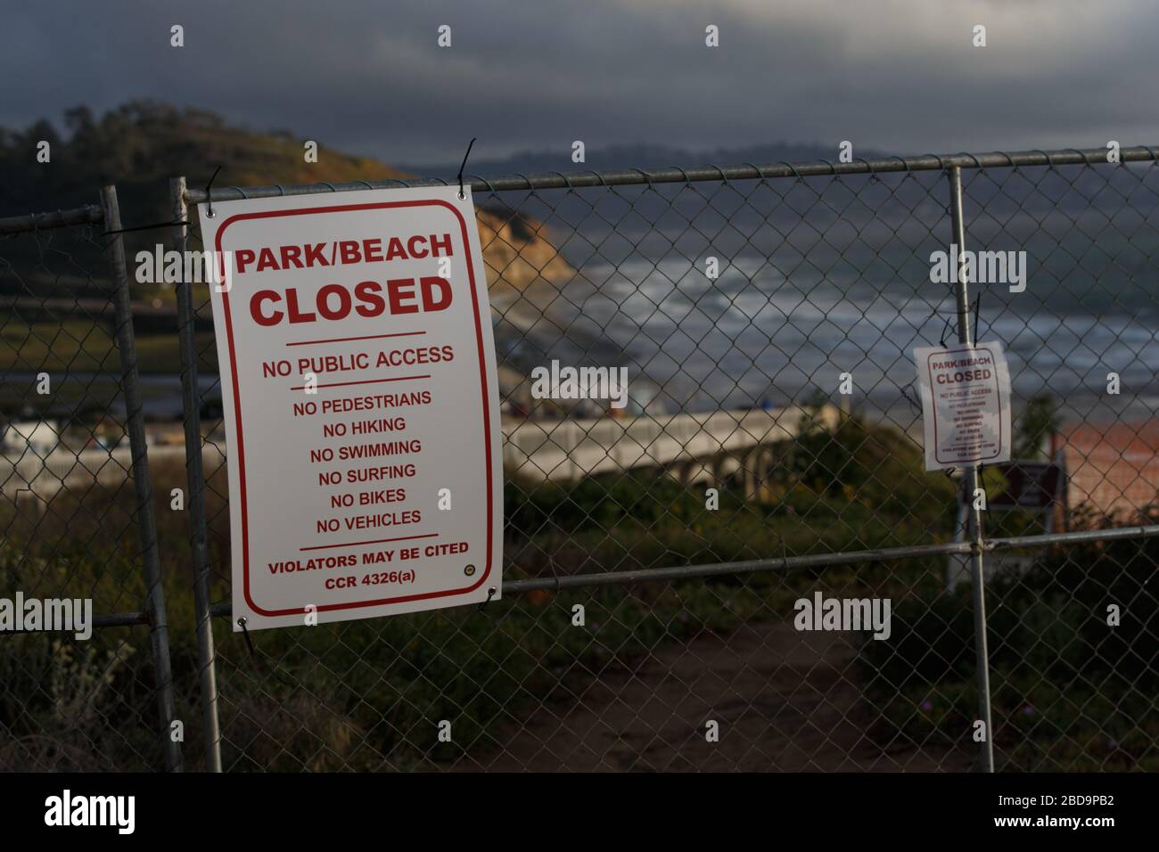 7 avril 2020. Panneaux de fermeture de plage à Torrey Pines State Beach et réserve à San Diego, Californie. Banque D'Images