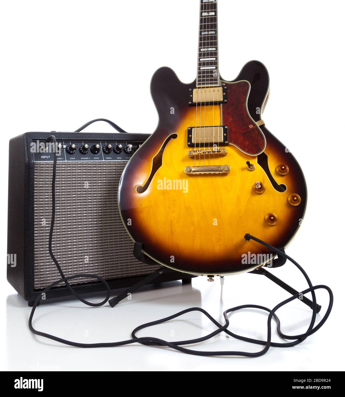 Guitare électrique semi-solide vintage et amplificateur sur blanc Banque D'Images