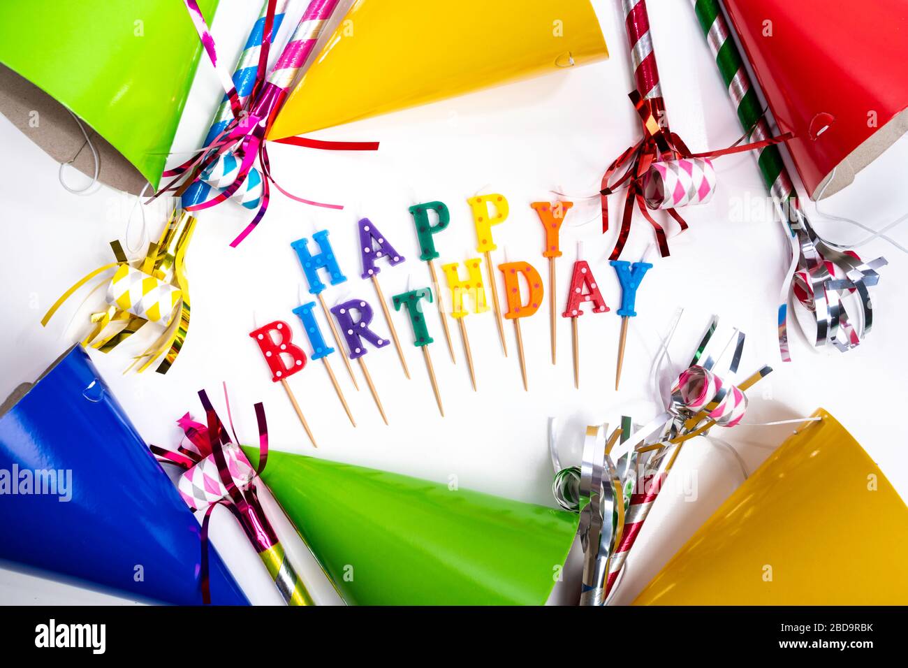 Chapeaux d'anniversaire et normâles sur fond blanc Banque D'Images