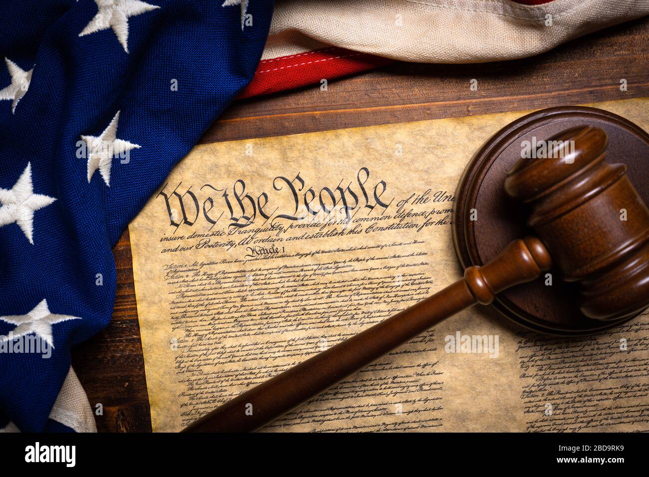 La constitution américaine, un gavel et le drapeau des États-Unis Banque D'Images