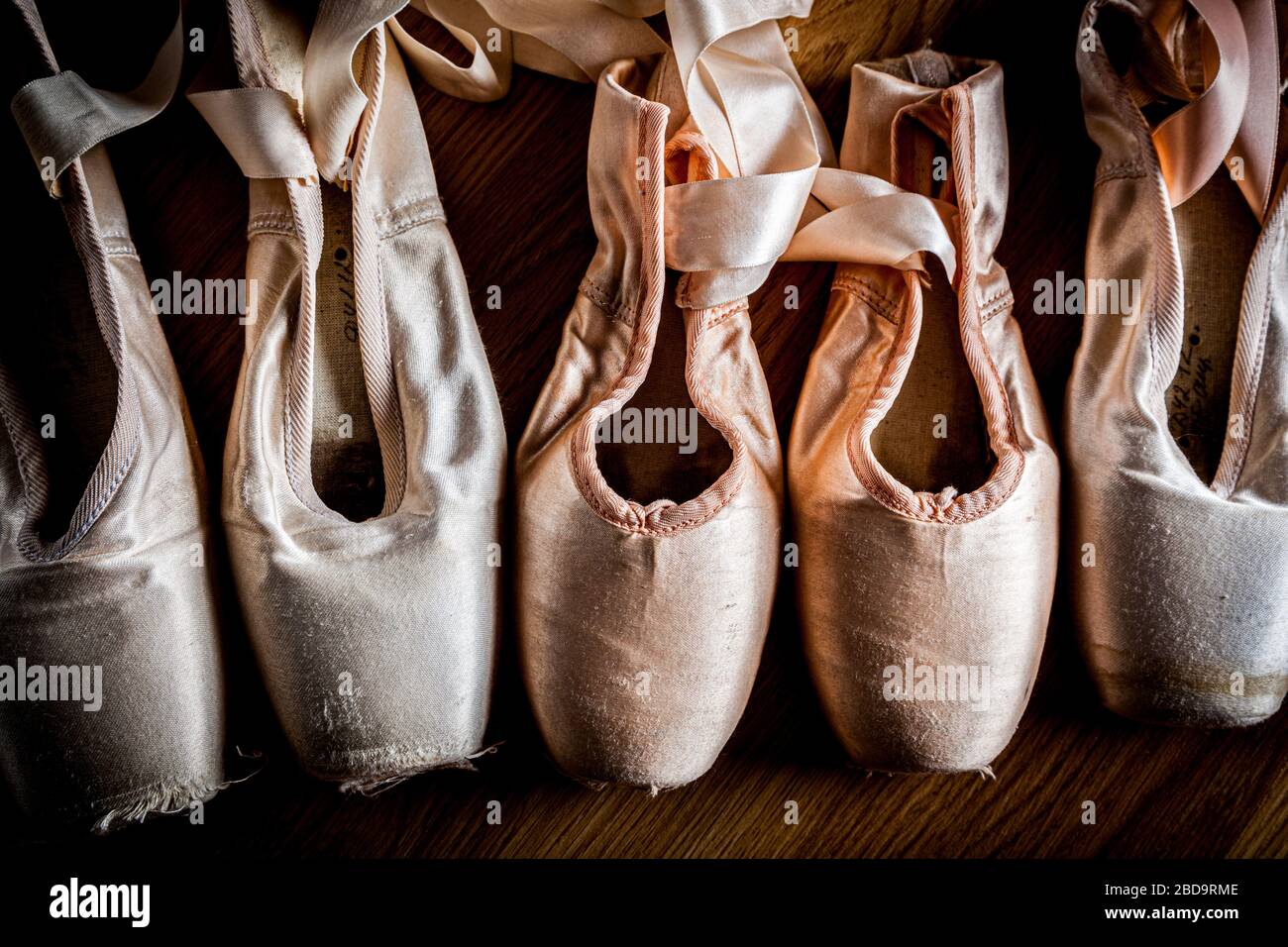 Un groupe de chaussures de ballerines ou de chaussures pointe d'occasion Banque D'Images