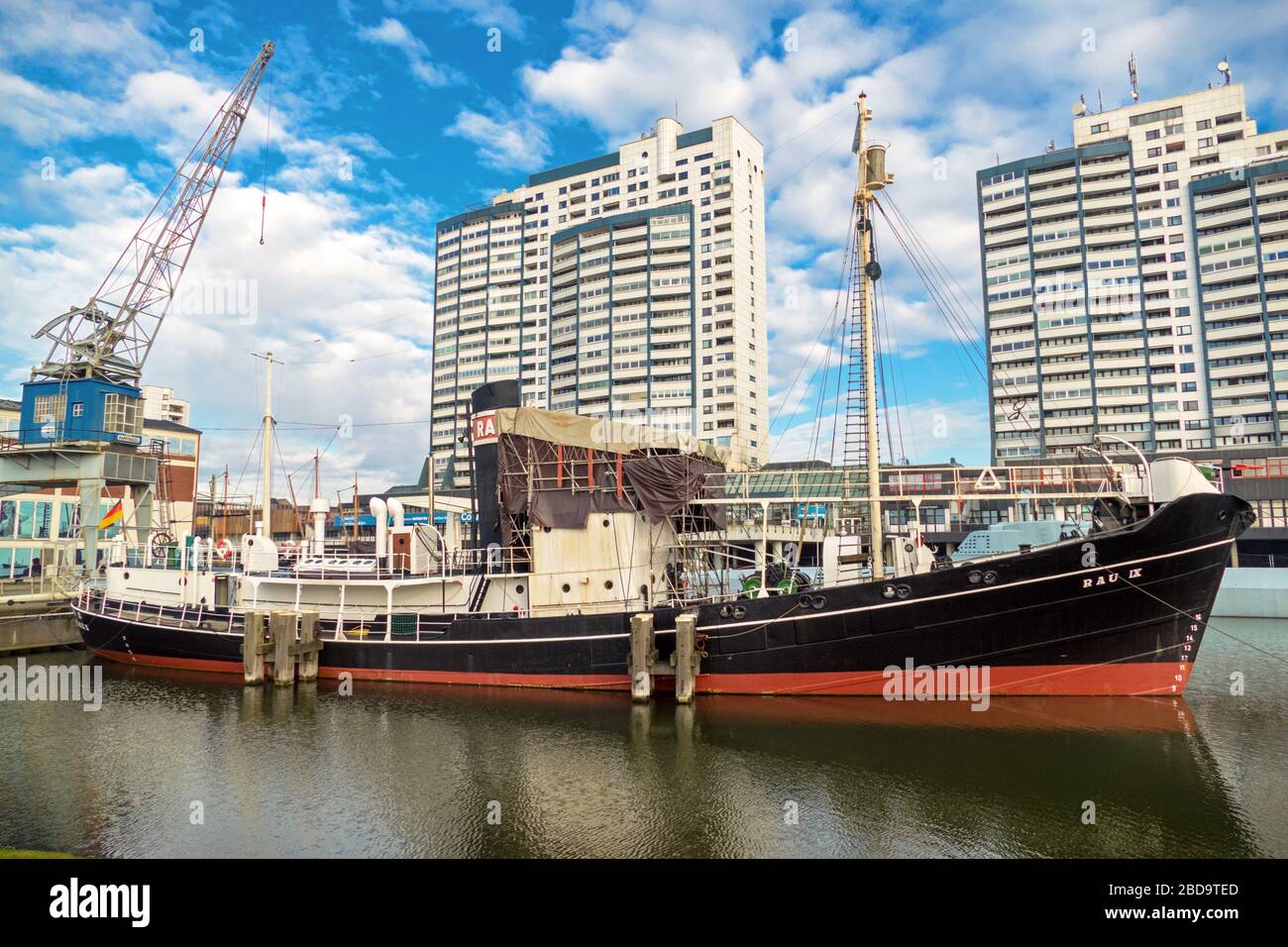 BREMERHAVEN, ALLEMAGNE - 10 novembre 2019: Vue sur le célèbre gratte-ciel et le 'Columbus Center' avec beaucoup d'appartements et de magasins Banque D'Images