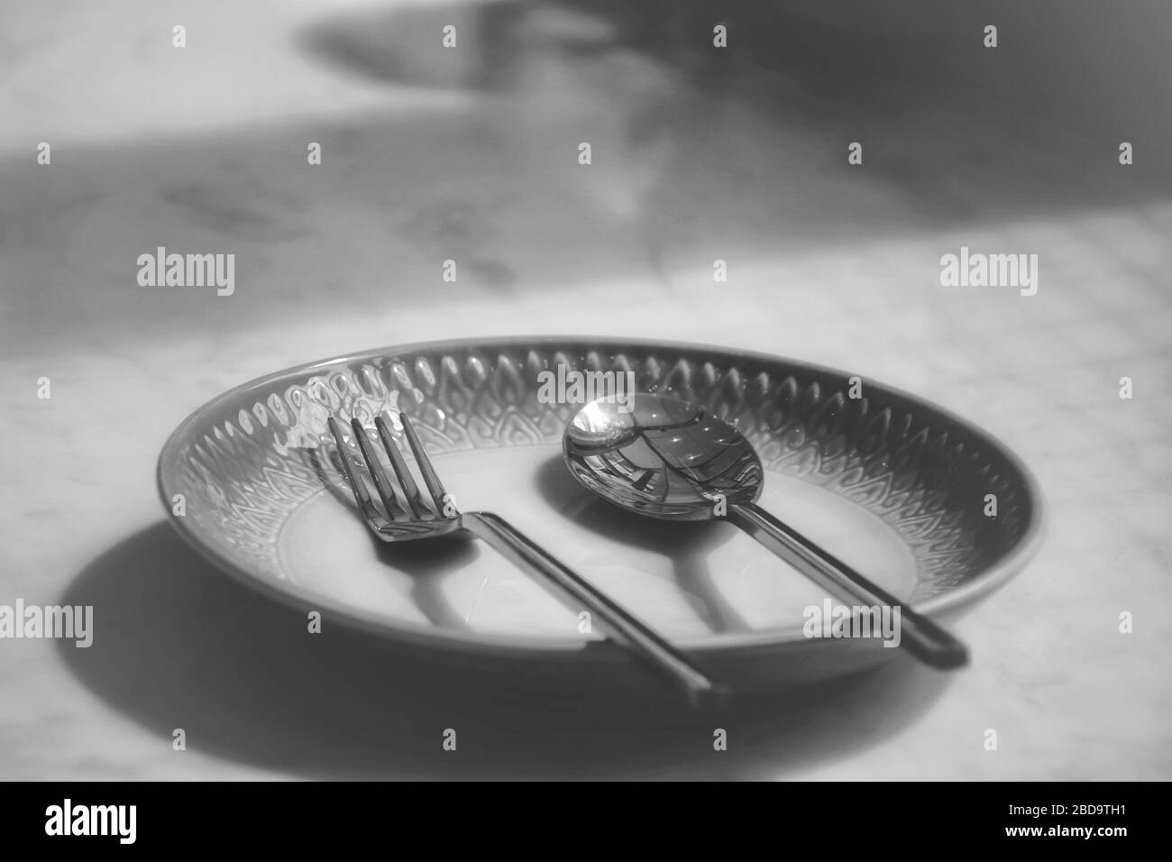 Une assiette vide dans un restaurant fermé montre la solitude, la crise économique, la faim et la dépression à la suite de la distanciation sociale, verrouillage et moi-même Banque D'Images