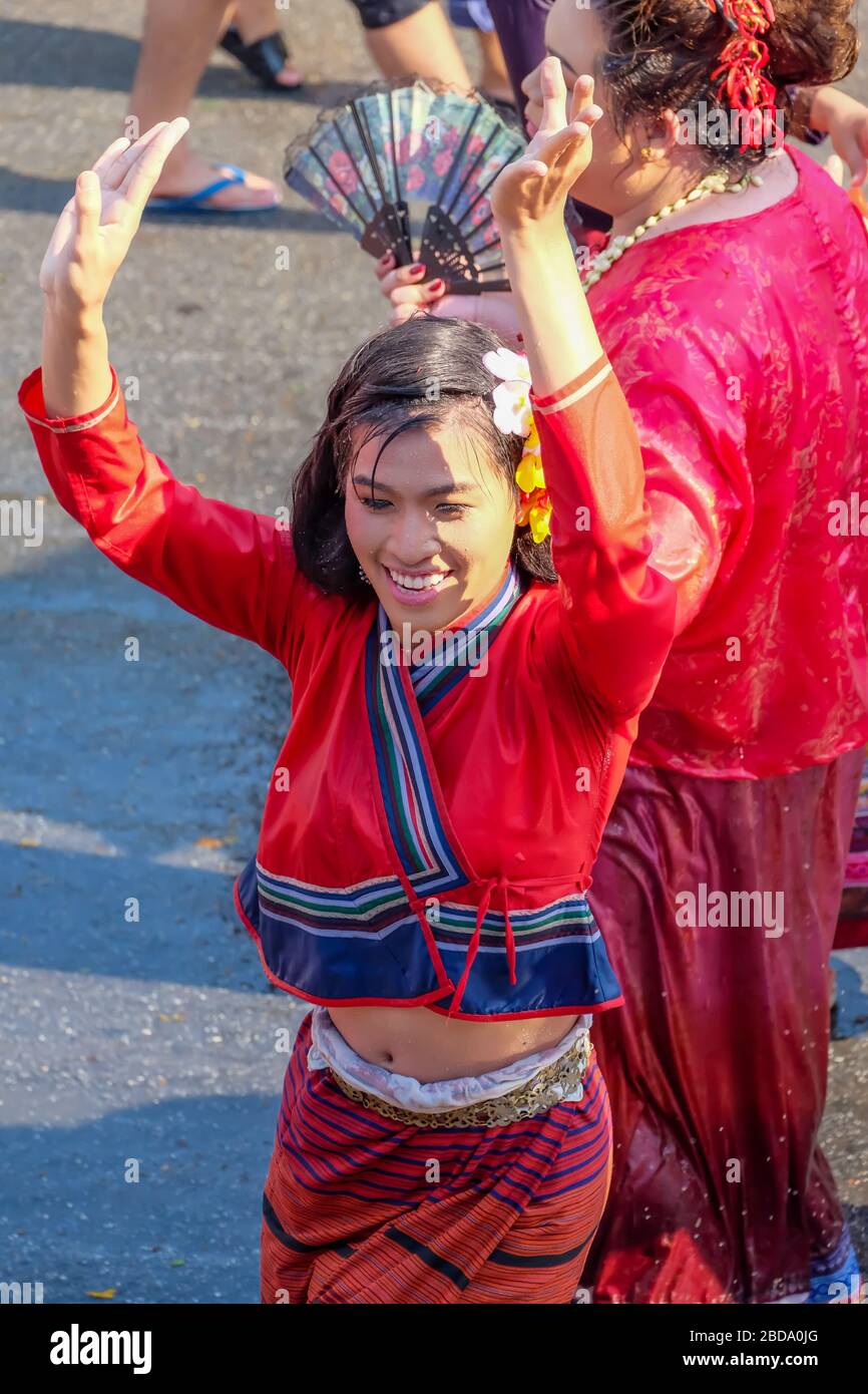 Chiang Mai, Thaïlande - 13 avril 2018. Danseuse dans la parade. Banque D'Images