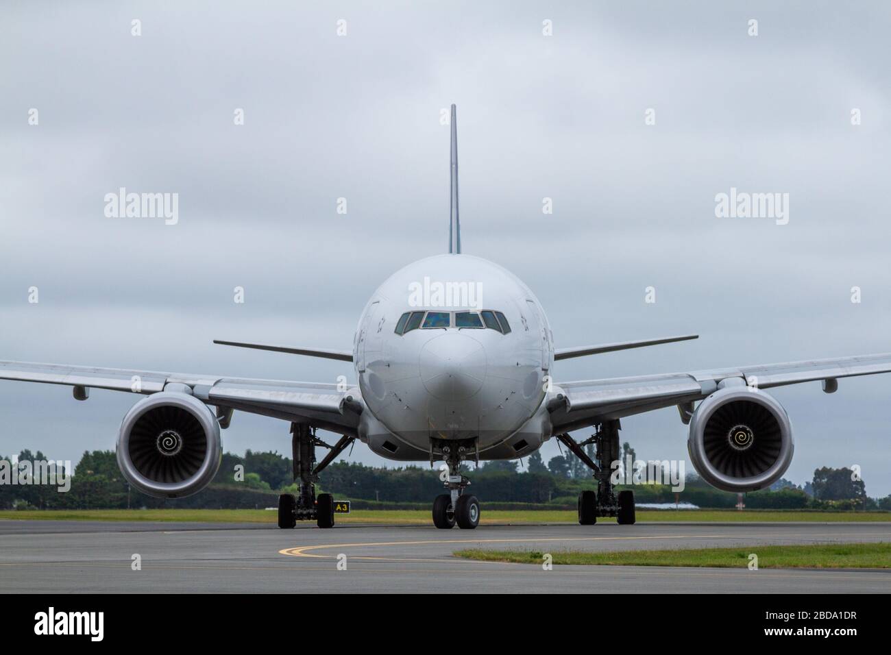 Vue avant parfaitement circulaire d'un Boeing 777-200 ER lorsqu'il éteint un taxi vers le terminal Banque D'Images