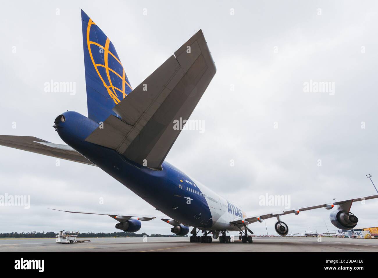 Un cargo reconverti Atlas Air Worldwide Boeing 747-200 SF stationné à l'aéroport international de Christchurch Banque D'Images