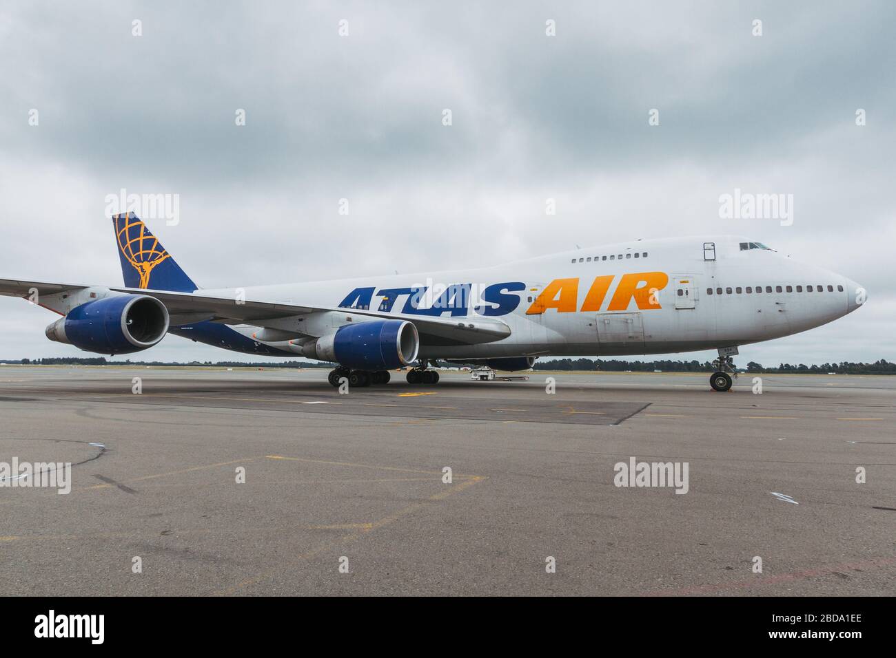Un cargo reconverti Atlas Air Worldwide Boeing 747-200 SF stationné à l'aéroport international de Christchurch Banque D'Images