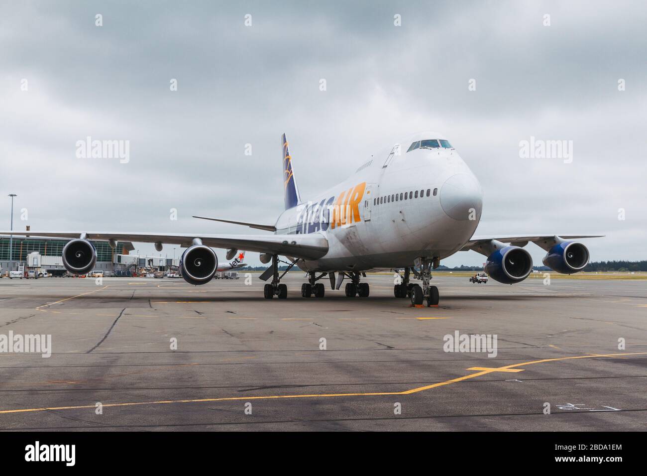 Un cargo reconverti Atlas Air Worldwide Boeing 747-200 SF stationné à l'aéroport international de Christchurch Banque D'Images