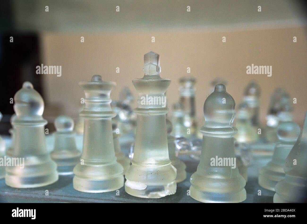 Jeu d'échecs en verre translucide sur planche en verre Banque D'Images