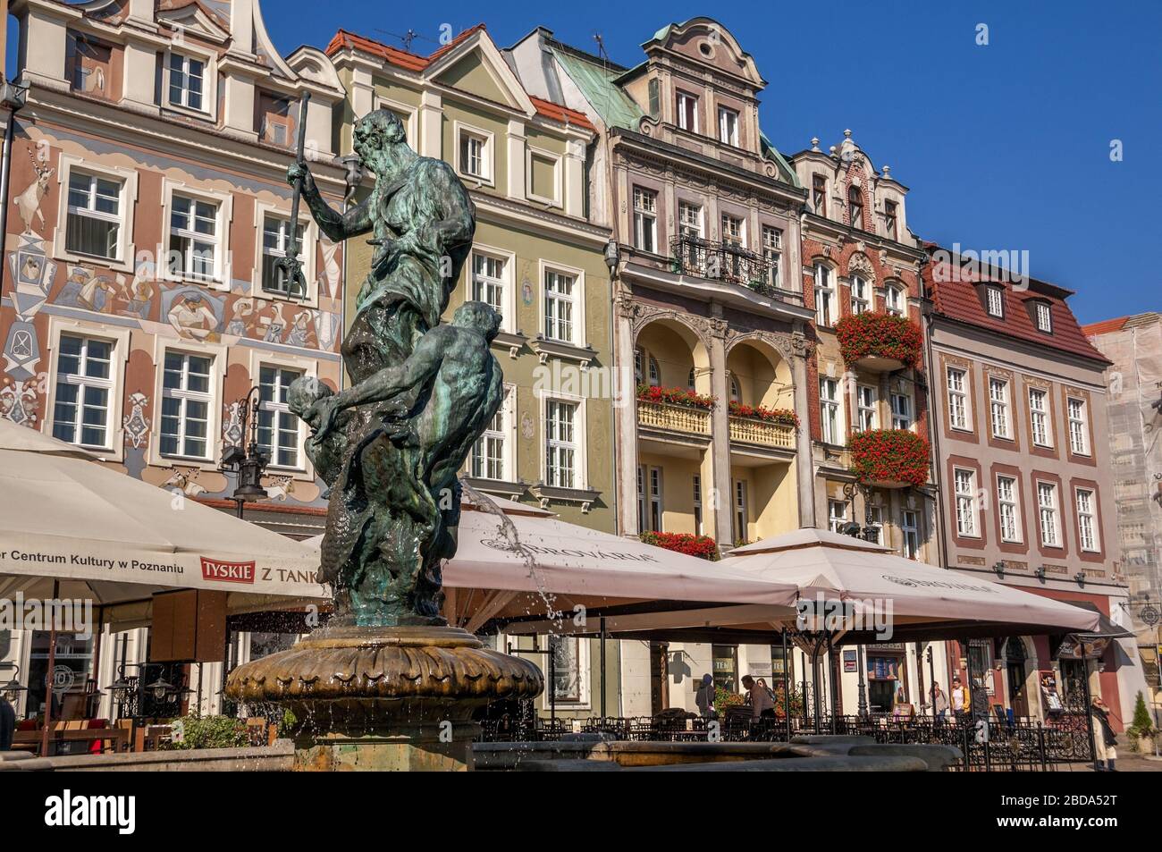 Fontaine Neptune et tenements sur le marché. Poznan, Grande Pologne Voivodeship, Pologne. Banque D'Images