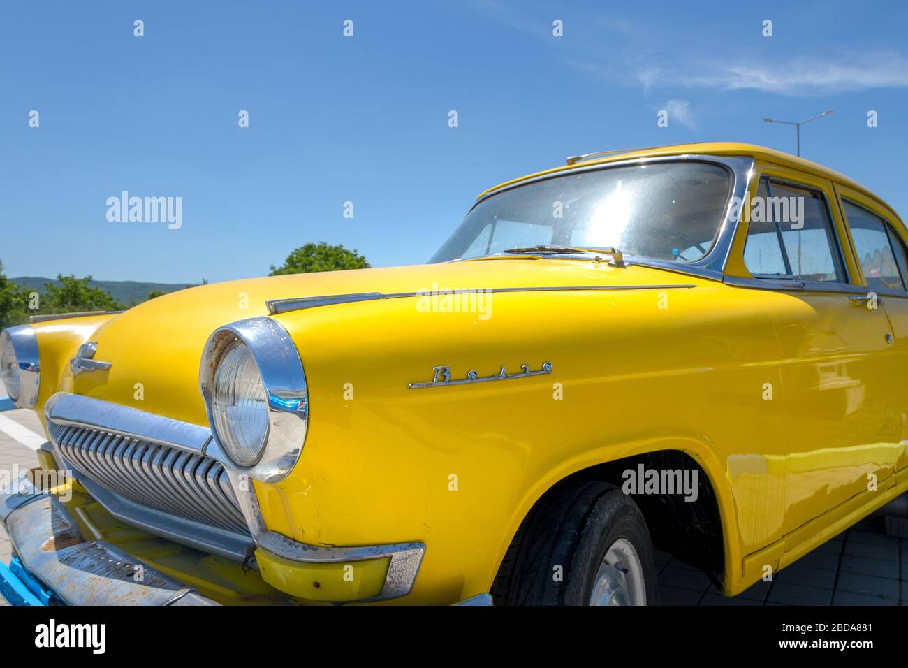 Gros plan sur une voiture russe classique jaune gaz Volga (usine d'automobile Gorky) Bulgarie Banque D'Images