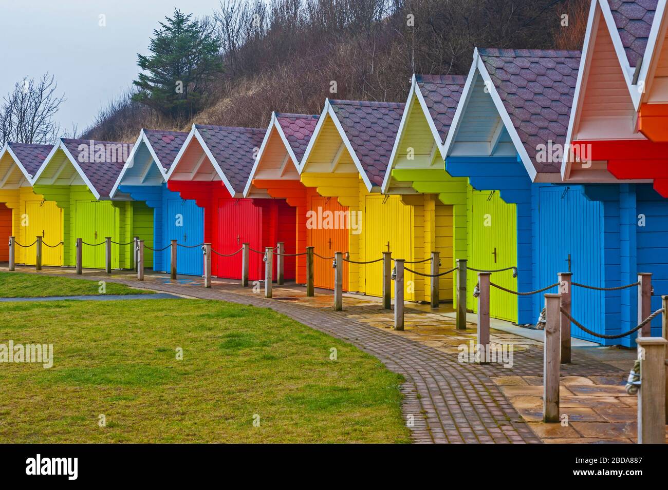 Rangée de cabanes de plage en bois colorées aux couleurs vives dans la station balnéaire Banque D'Images