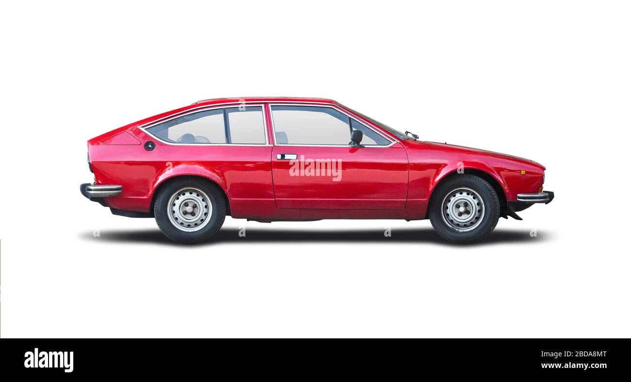 Voiture de sport rouge italienne classique isolée sur blanc Banque D'Images