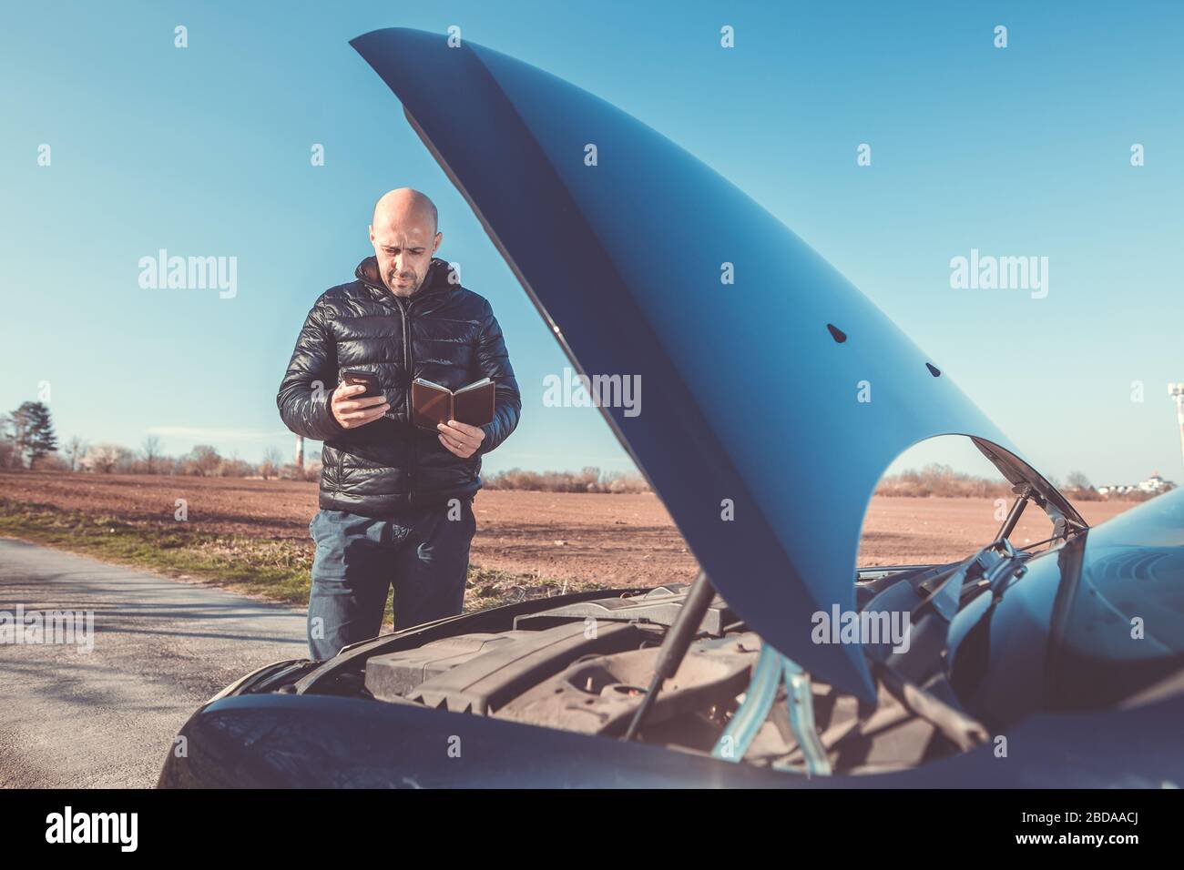 Homme appelant le service routier, assistance avec sa voiture décomposée, problème de voiture, concept de transport Banque D'Images