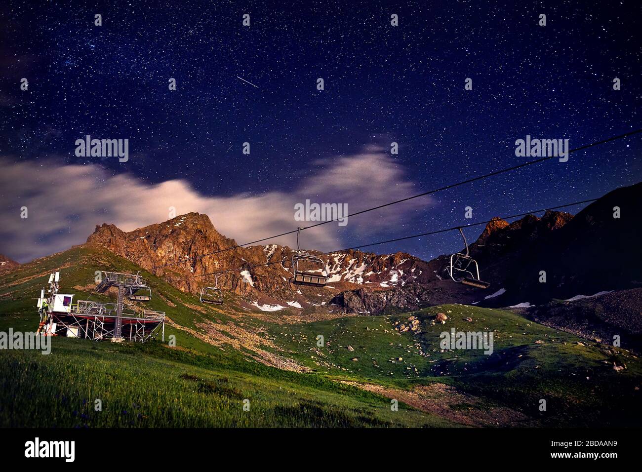 La station de téléphérique à la montagne de ski avec ciel étoilé avec l'étoile filante Banque D'Images