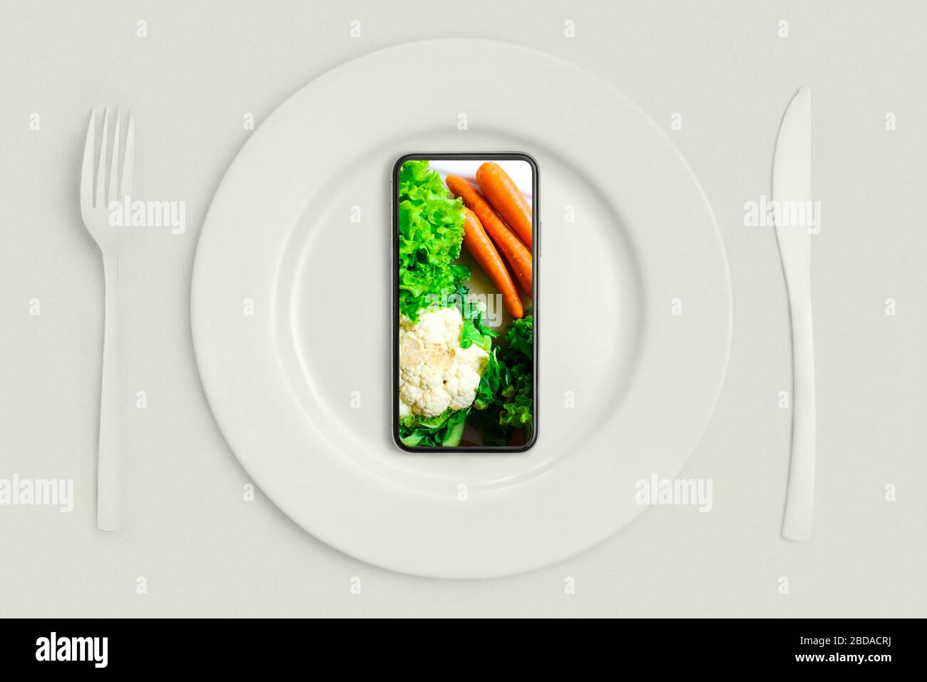 Livraison de nourriture à la maison acheter par Internet. Appelez-les et ils vous ramèneront la nourriture à la maison. Smartphone avec légumes frais dans une boutique en ligne à l'écran Banque D'Images