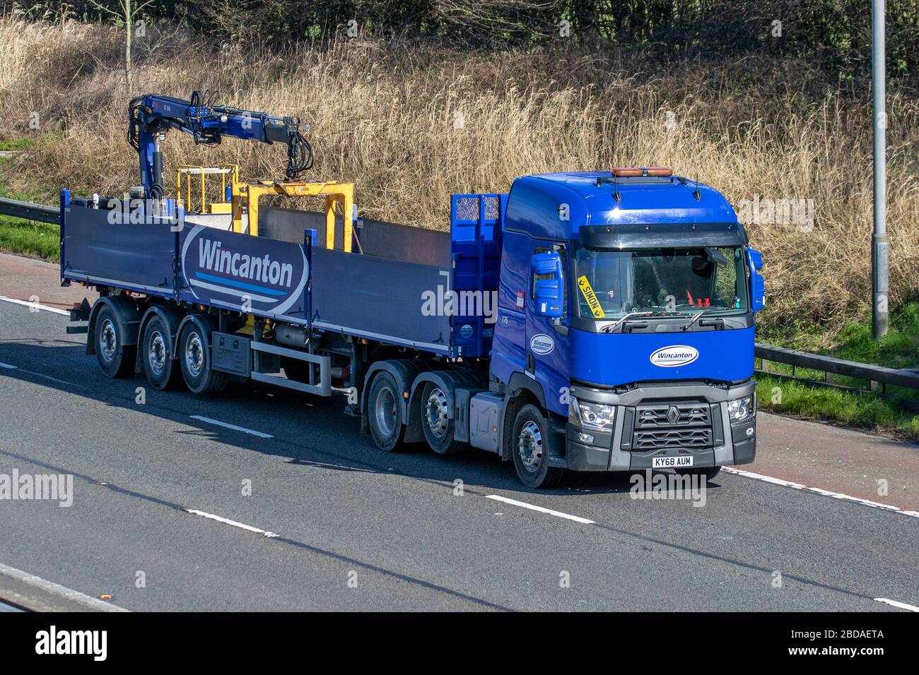 Simon conduisant les camions de livraison Wincanton Haulage, camion de dépôt, transport, camion avec HIAB, porte-bagages, 2018 véhicule Renault Trucks (T), industrie européenne du transport commercial, M61 à Manchester, Royaume-Uni Banque D'Images