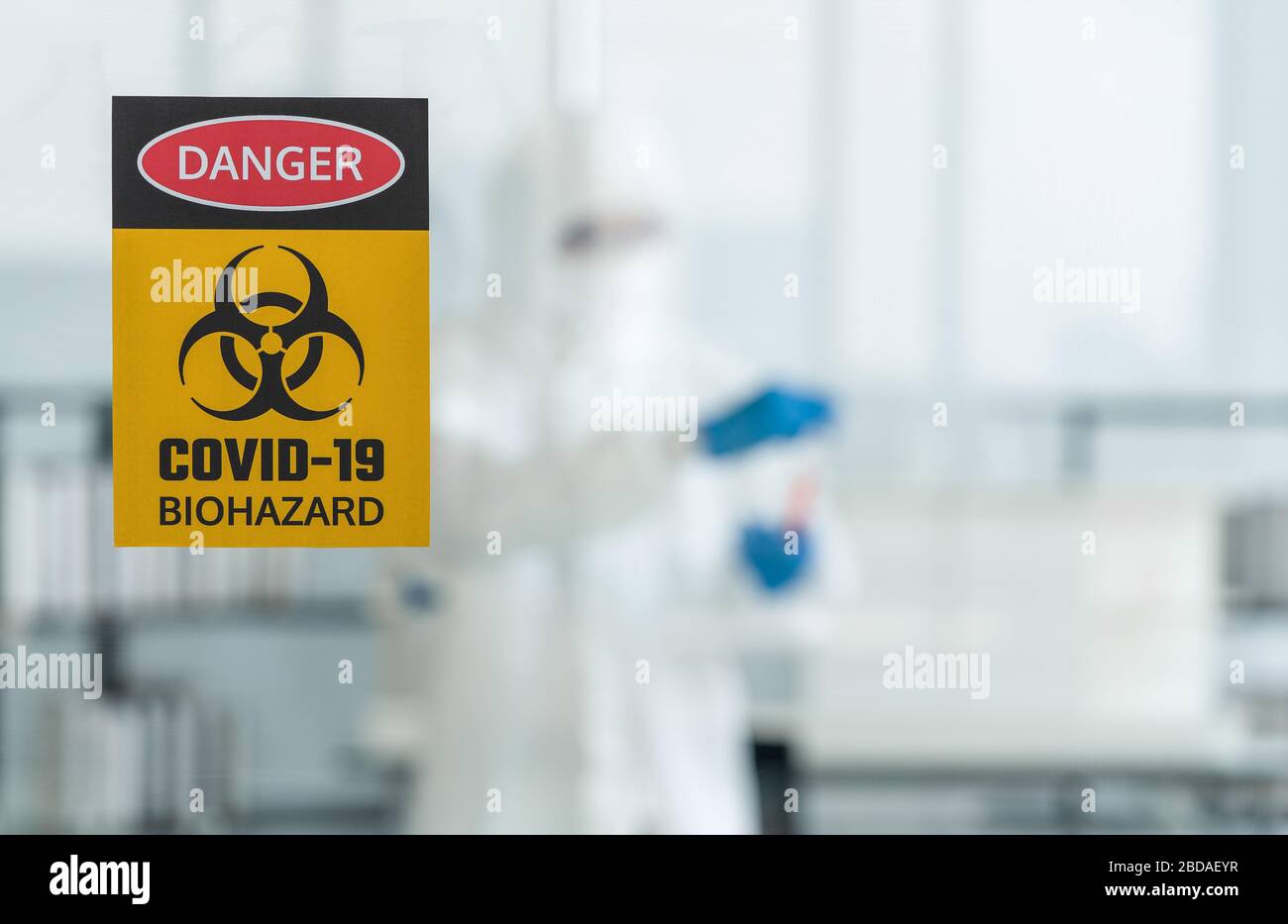 Photos prises à travers le verre de la salle de laboratoire empêchant la propagation de la recherche de virus. Banque D'Images