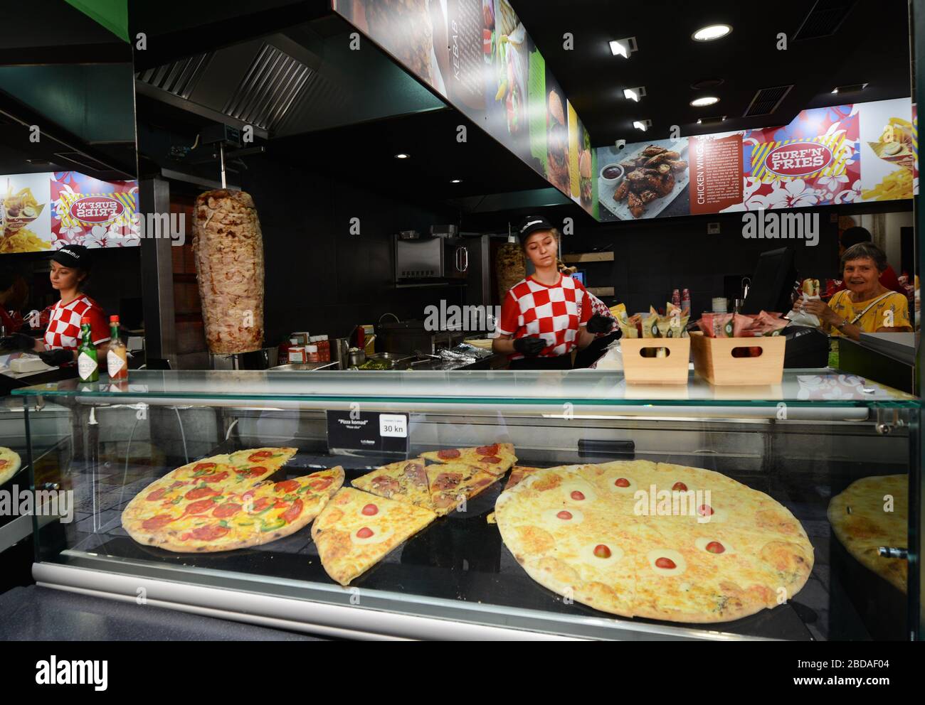 Une pizza et un Fast-food dans la vieille ville de Dubrovnik, Croatie. Banque D'Images